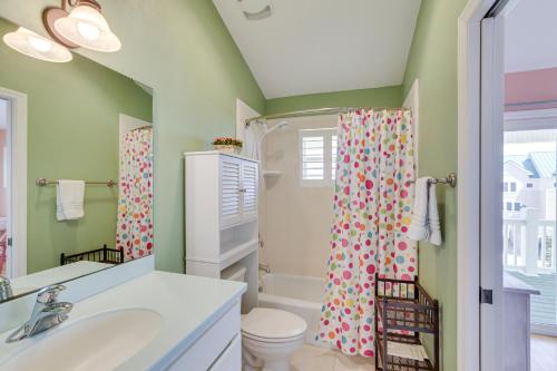 een badkamer met een wastafel, een toilet en een douche bij Florida Abode - Private Beach Access and Ocean Views 