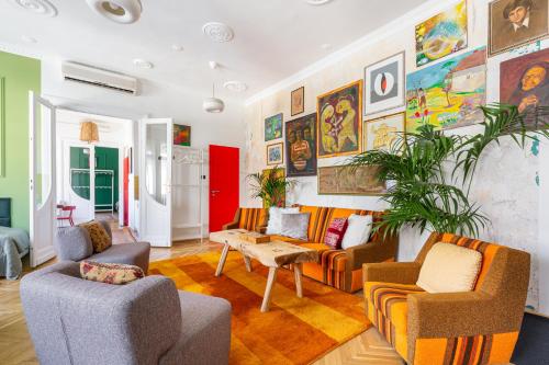 Huge & Stylish in the Center for up to 20 people