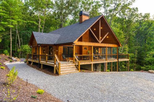 ein großes Holzhaus im Wald in der Unterkunft Shalom in the Wood in Mineral Bluff