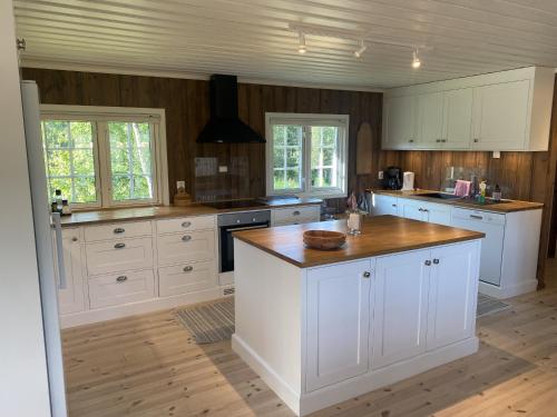 A cozinha ou cozinha compacta de Solrik og flott hytte i Havsdalen