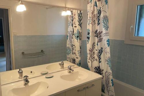 La salle de bains est pourvue de 2 lavabos et d'un rideau de douche. dans l'établissement Maison Indépendante Bass Arcachon 10min pied plage, à Arès