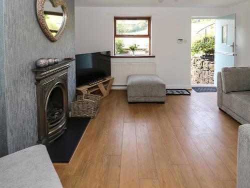 52 Delph Road – Photos 3