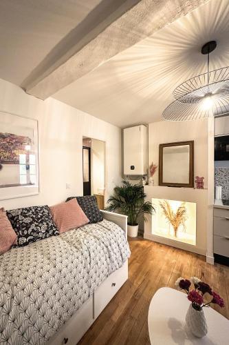 une chambre avec un lit et une table dedans dans l'établissement Le petit Arth&M Clermont Ferrand, à Clermont-Ferrand