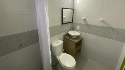 聖安德烈斯的住宿－Posada Magic Hill On Vacation，白色的浴室设有卫生间和水槽。