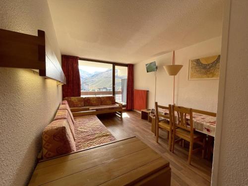 un salon avec un canapé et une salle à manger dans l'établissement Appartement 2P pour 4 pers., balcon sud, au pied des pistes, centre Les Menuires - FR-1-452-204, aux Menuires
