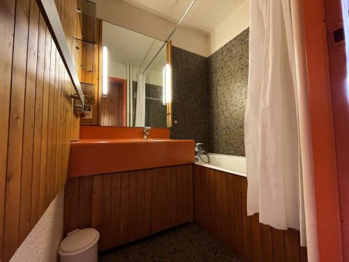 une salle de bain avec un lavabo, une baignoire et un miroir dans l'établissement Appartement 2P pour 4 pers., balcon sud, au pied des pistes, centre Les Menuires - FR-1-452-204, aux Menuires
