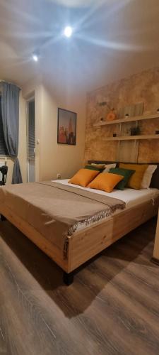1 dormitorio con 1 cama grande de madera en una habitación en Дунав билдингс 3, en Pleven