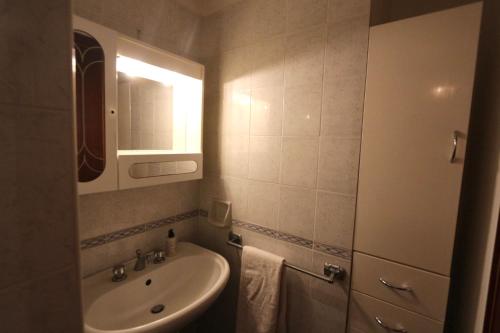 un baño con lavabo y espejo en Casa vite, en Forza dʼAgro