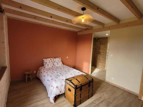 sypialnia z łóżkiem i drewnianym sufitem w obiekcie Maison Poitevine 9/10 personnes w mieście Chaunay