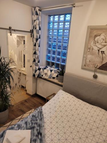Pokój z łóżkiem i oknem w obiekcie Apartament Pod Orzechem w Bydgoszczy