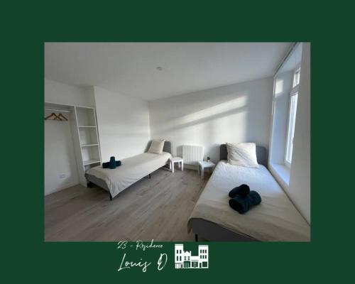 Cette chambre blanche comprend 2 lits et 2 fenêtres. dans l'établissement T2 pour 4 Personnes --8, à Béthune