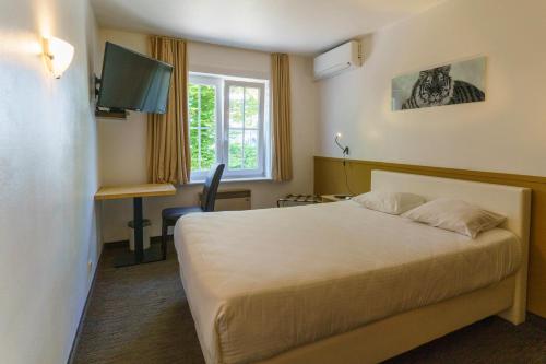 Een bed of bedden in een kamer bij St-Janshof Hotel