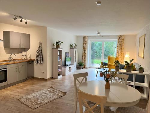 cocina y sala de estar con mesa y sillas en Kastanienhof Holländer, en Schlotfeld