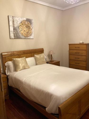 1 dormitorio con 1 cama grande y vestidor en Ontziola - ONGI ETORRI en Zumaia