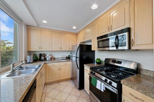 Beverly Hills Glamour Oasis 2 BR Apt with Parking 304 Image