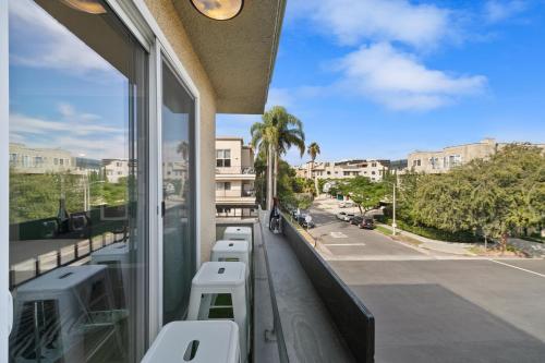 a balcony with benches and a view of a street at Beverly Hills Glamour Oasis 2 BR Apt with Parking 304 in Los Angeles