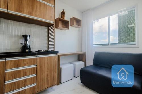 una cucina con ottomana blu in una camera di Studio a 150m da praia de Piatã a Salvador