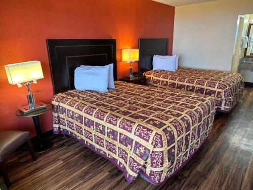 Postel nebo postele na pokoji v ubytování Country Hearth Inn & Suites Cartersville