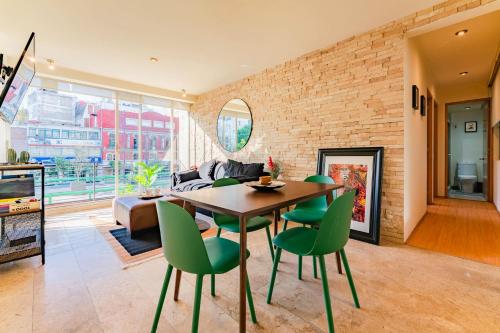 un soggiorno con tavolo e sedie verdi di NEW Cozy Roma Condo Río d Janeiro Plaza 2 Blocks a Città del Messico