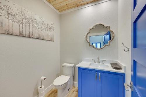 La salle de bains est pourvue de toilettes, d'un lavabo et d'un miroir. dans l'établissement Riverfront Arkansas Abode with Deck and Grill!, à Glenwood
