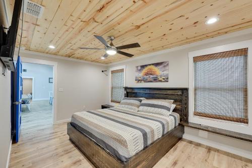 - une chambre avec un lit et un ventilateur de plafond dans l'établissement Riverfront Arkansas Abode with Deck and Grill!, à Glenwood