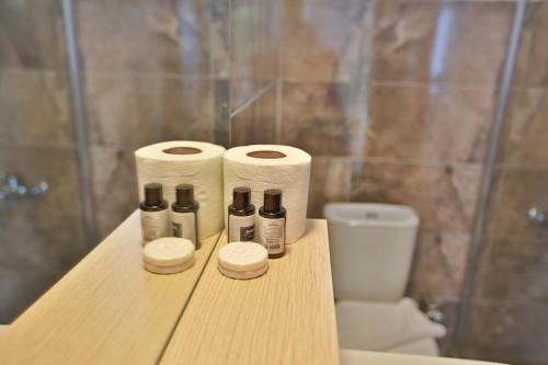 ein Badezimmer mit drei Rollen Toilettenpapier auf einer Theke in der Unterkunft House w Pool Balcony 5 min to Beach in Kyrenia in Kyrenia
