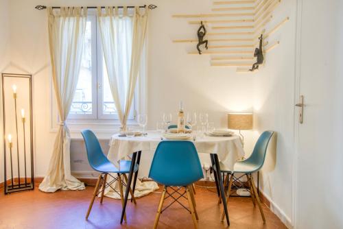une salle à manger avec une table et des chaises bleues dans l'établissement Cosy, modern, fully equipped, air conditioning, Nice historical, old town, 1minute walk from beach - 