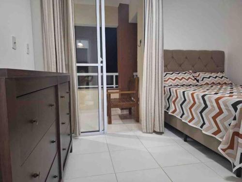 Ένα ή περισσότερα κρεβάτια σε δωμάτιο στο Guarajuba - apartamento 2 quartos com suíte e piscina raia olímpica