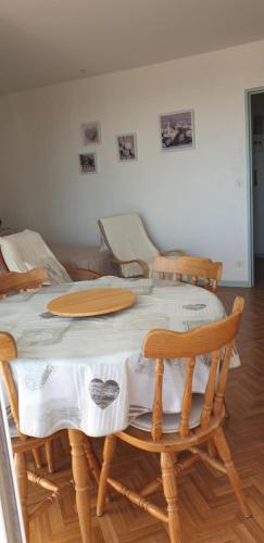 une table en bois avec deux chaises et une table avec un chiffon blanc dans l'établissement Studio pour curistes et vacanciers, à Gréoux-les-Bains