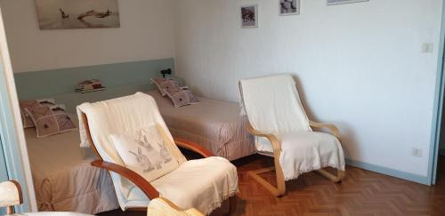 une salle d'hôpital avec deux chaises et un lit dans l'établissement Studio pour curistes et vacanciers, à Gréoux-les-Bains