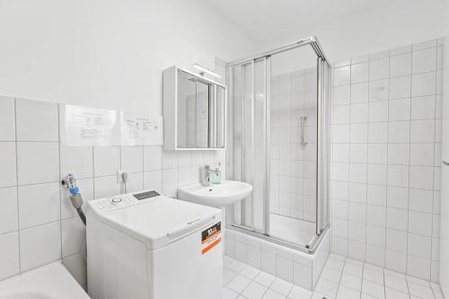 a white bathroom with a sink and a shower at ES03 Top Wohnung für 6 Personen in Oberesslingen