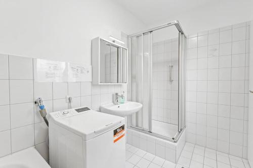 OberesslingenにあるES03 Top Wohnung für 6 Personenの洗面台とシャワー付きの白いバスルーム