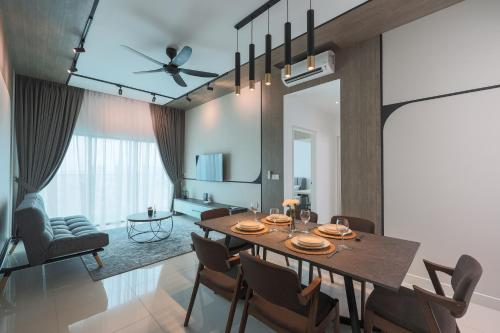 uma sala de jantar e sala de estar com mesa e cadeiras em Greenfield Residence, Bandar Sunway by The Comfort Zone em Petaling Jaya
