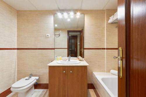 La salle de bains est pourvue d'un lavabo, de toilettes et d'une baignoire. dans l'établissement Star City, à Malaga