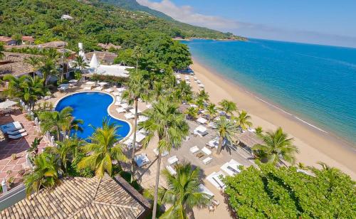 een luchtzicht op een strand met palmbomen en een zwembad bij DPNY Beach Hotel & SPA Ilhabela in Ilhabela