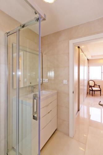 The White Apartment: Luxury, Beach and Design