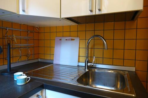 eine Küchenspüle mit einem Wasserhahn und einer Arbeitsplatte in der Unterkunft Metro Bengasi Torino Lingotto Premium location - eXpress traveler spazioso - Grand Maison in Turin