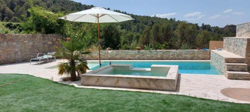 The swimming pool at or close to Cal Abadal - Double room in villa with pool and jacuzzi near Barcelona