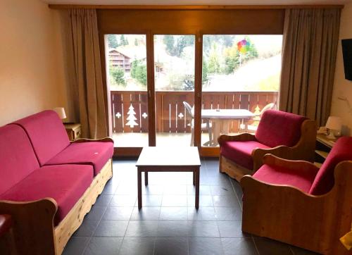 een woonkamer met 2 banken en een tafel bij Mountain River Luxury Apartment in Val dʼIlliez