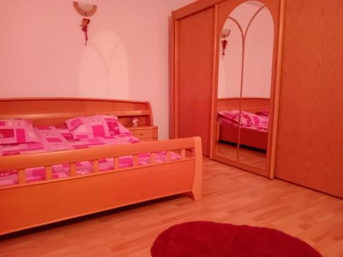 1 Schlafzimmer mit 2 Etagenbetten und einem Spiegel in der Unterkunft Casa Danut in Reşiţa