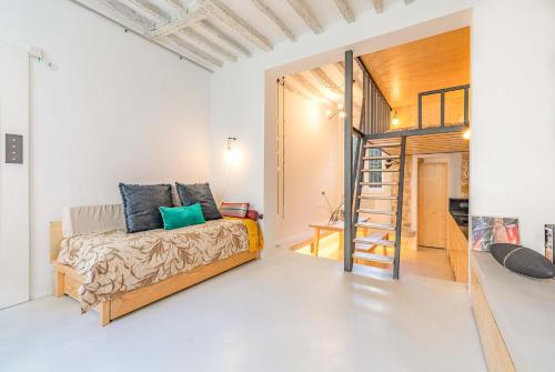 - une chambre avec un lit et un escalier dans l'établissement Loft in Pernety, à Paris