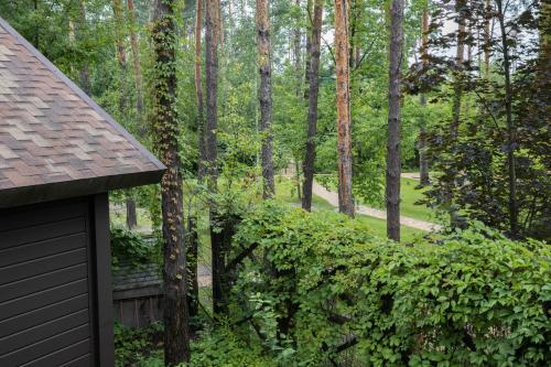 una casa con vistas al bosque en Вілла Віта Парк-Готель, en Kiev