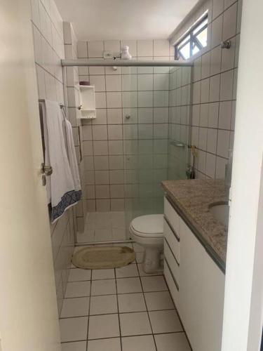 uma pequena casa de banho com WC e lavatório em Excelente FLAT/PRAIA PINA no Recife