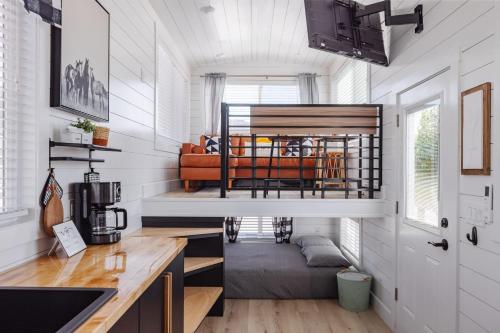 uma cozinha com uma cama numa pequena casa em Dana Blue em Apple Valley