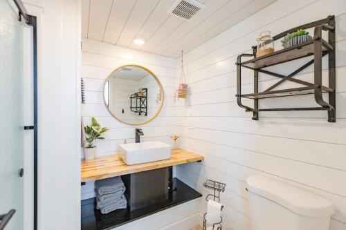 uma casa de banho com um lavatório e um espelho em Dana Blue em Apple Valley