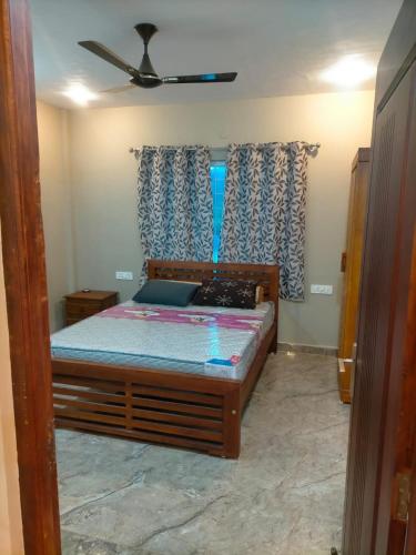 a bedroom with a bed in a room at Sandy Luxury Villa 3 Bhk in Ooty