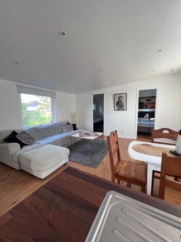 uma sala de estar com um sofá e uma mesa em Casa 716 - Minihus nära golf & natur em Bara