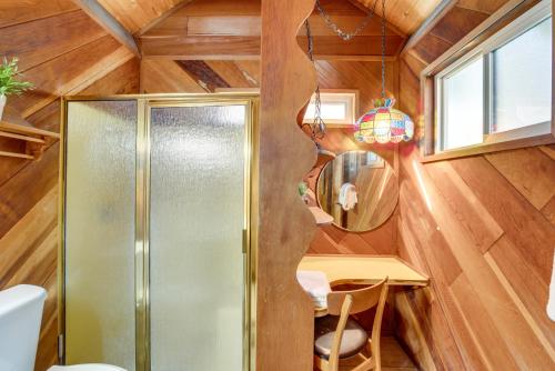 une petite maison avec un miroir et une table dans l'établissement Rustic Lake Tahoe Cabin 2 Blocks to Truckee River, à South Lake Tahoe