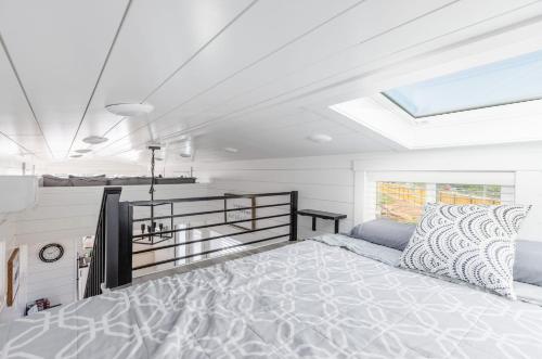 een slaapkamer met een groot bed en een dakraam bij Destiny in Apple Valley
