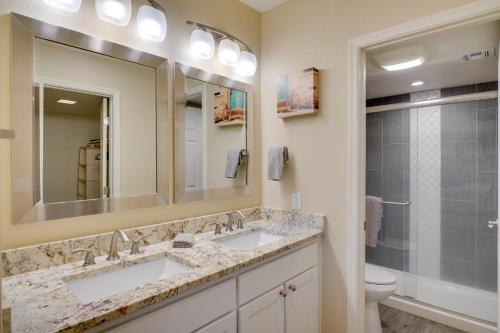 bagno con 2 lavandini, servizi igienici e specchio di Tucson Condo with Pool Access and Private Balcony! a Tucson